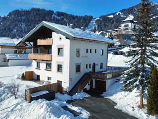 02. Catered chalet Raeterhof Fiss Parkeerplaats