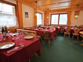 03. Catered chalet Gretl Serfaus Eetruimte 1