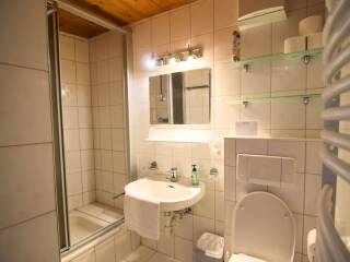 05. Catered chalet Hans Sankt Anton Badkamer drie personen