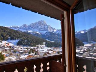 07. Catered chalet Neidia Selva Wolkenstein Uitzicht balkon