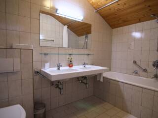 08. Catered chalet Fiss Elfriede Badkamer Zimmer 10