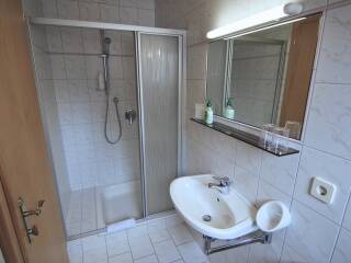 12. Catered chalet Gretl Serfaus Badkamer