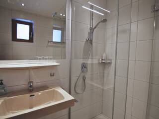 15. Catered chalet Gretl Serfaus Badkamer