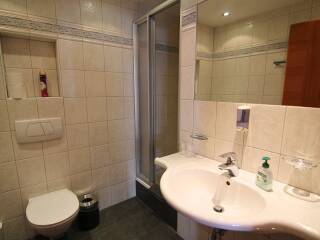 17. Catered chalet Tirolerhof Apart Serfaus Badkamer