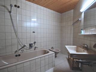 18. Catered chalet Gretl Serfaus Badkamer met bad