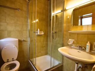 18. Catered chalet Neidia Selva Wolkenstein Ensuite badkamer