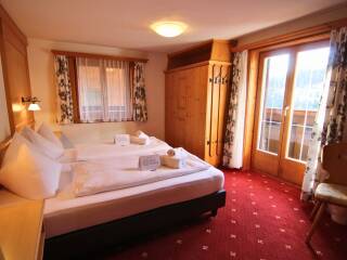 20. Wintersport Serfaus Tirolerhof Kamer met balkon