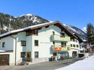 01. Catered chalet Eisfall Sankt Anton Aanzicht 3